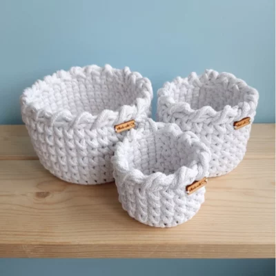zestaw białych okrągłych koszyków ze sznurka bawełnianego