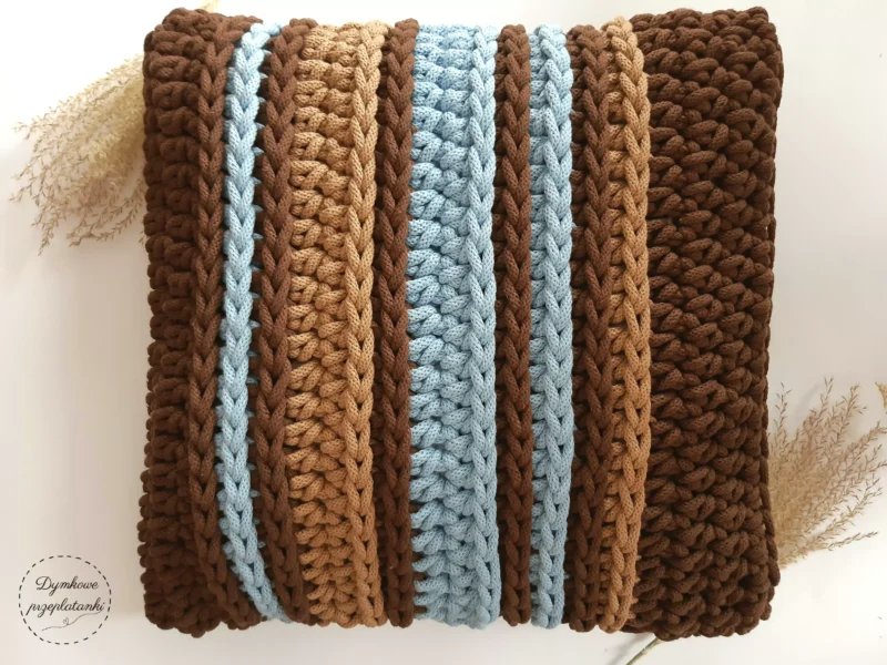 poduszka na szydełku ze sznurka bawełnianego