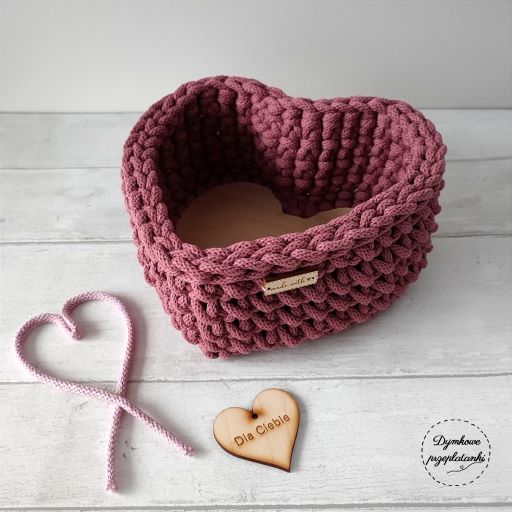 koszyk w kształcie serca, ze sznurka bawełnianego 5mm, na szydełku w kolorze brudny róż