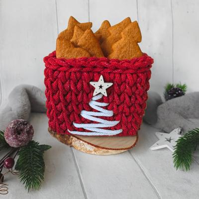 czerwony koszyk na szydełku z choinką i gwiazdką