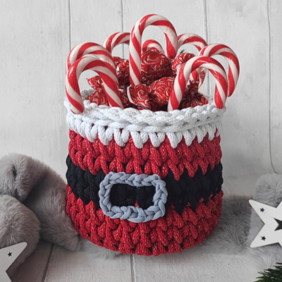 koszyk na szydełku ze sznurka św. Mikołaj z cukierkami