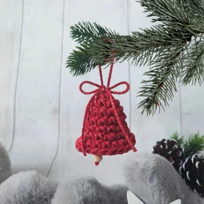 dzwonek na szydełku na choinkę czerwony