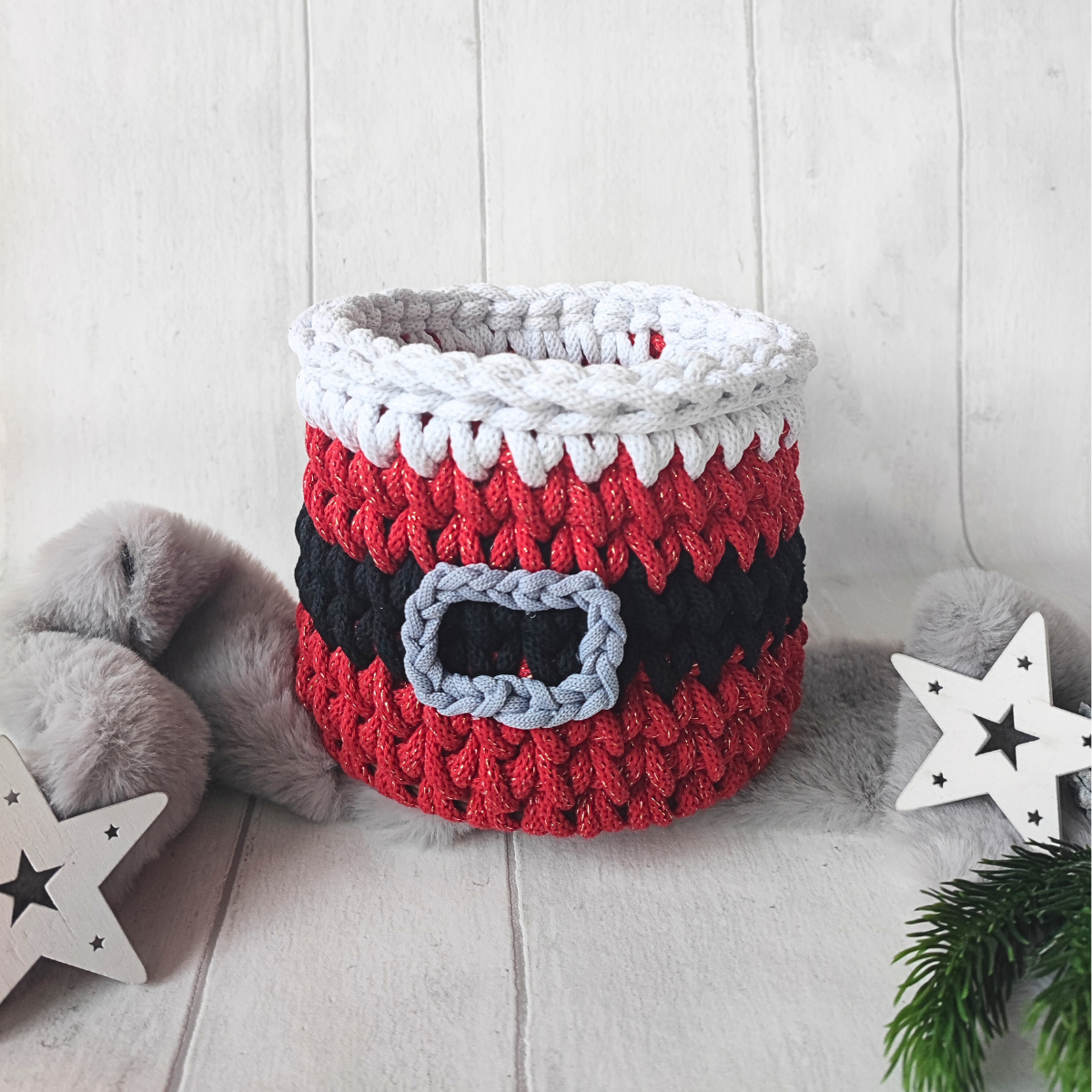 koszyk na szydełku ze sznurka św. Mikołaj z cukierkami